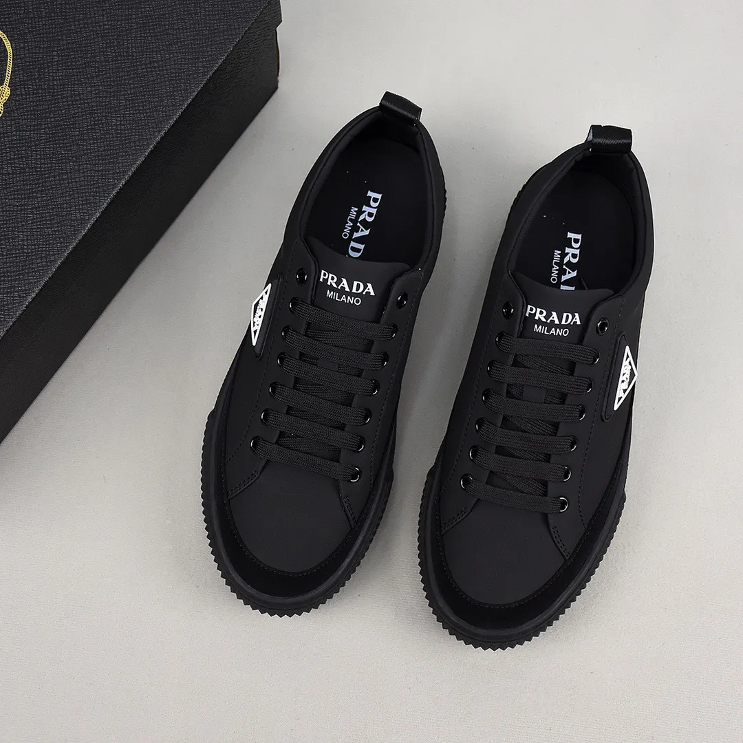【PRADA】Men's shoes 💰400💰. Detonate the whole place! An international brand that is constantly innovating. This men's casual shoe is the original version. It is made of cowhide leather at a ratio of one to one at the store. It has leather feet and rubber non-slip outsole. It is breathable and comfortable. Quality speaks for itself. 👄38-44